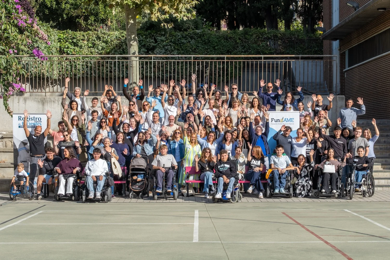 pareja-abrazada-mirando-a-traves-de-modelo-casa